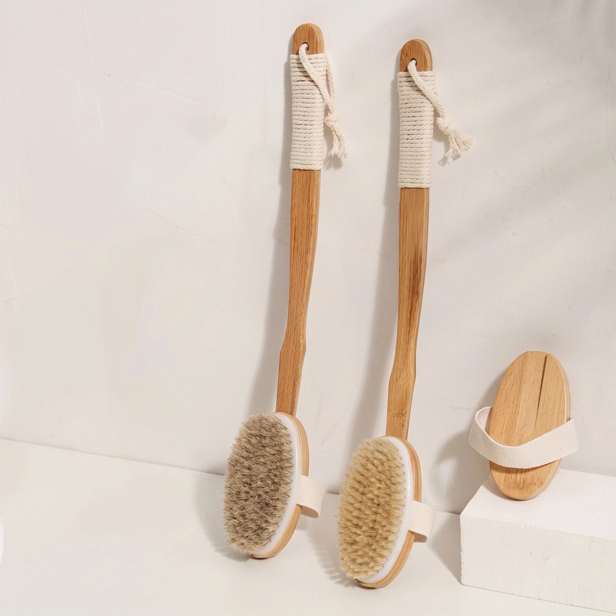 Brosse de bain à long manche avec poils naturels de sanglier et tête de brosse en bois détachable