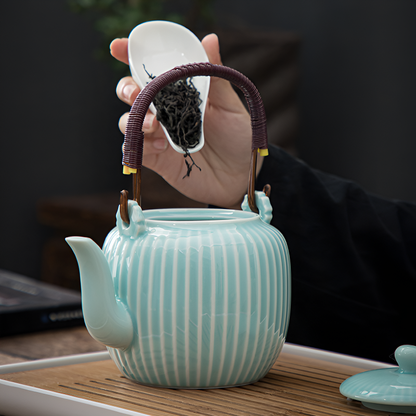 Théière contemporaine en céramique – Élégance sculpturale