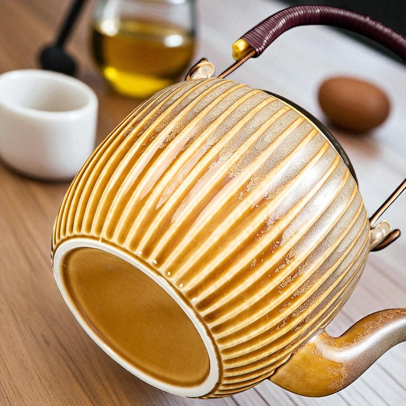 Théière contemporaine en céramique – Élégance sculpturale