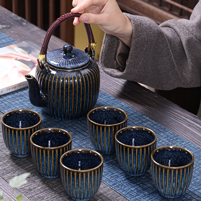 Théière contemporaine en céramique – Élégance sculpturale