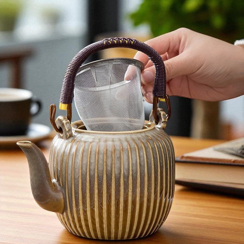 Théière contemporaine en céramique – Élégance sculpturale