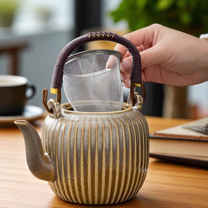 Théière contemporaine en céramique – Élégance sculpturale