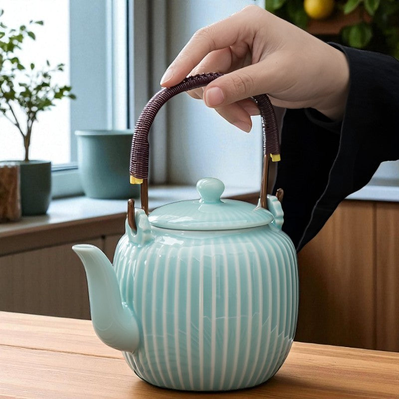 Théière contemporaine en céramique – Élégance sculpturale