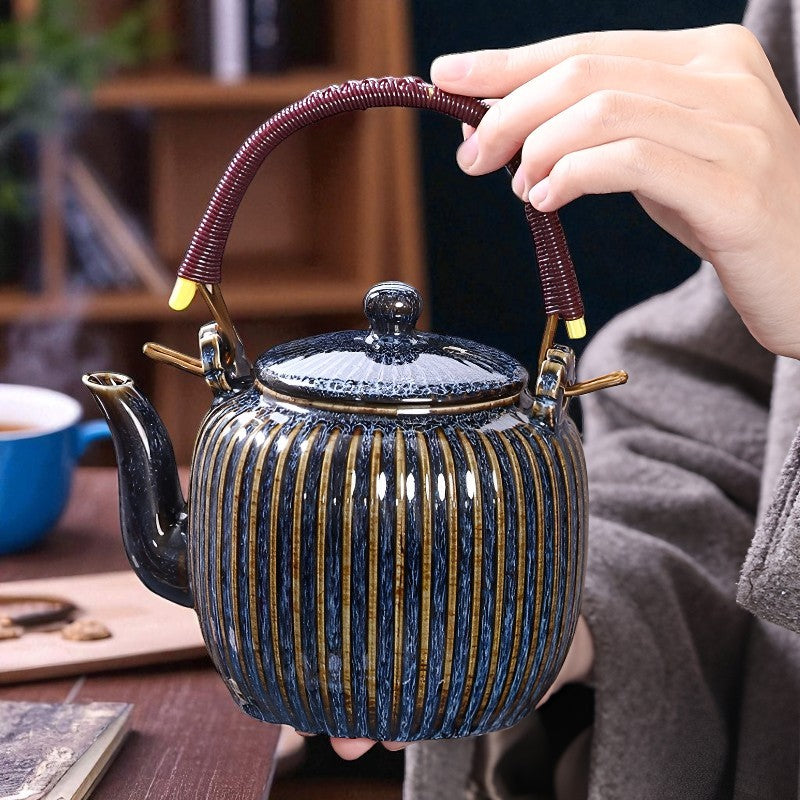 Théière contemporaine en céramique – Élégance sculpturale