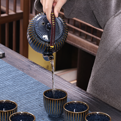 Théière contemporaine en céramique – Élégance sculpturale