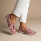 Valessia | Mocassins élégants en daim pour femmes avec accent pompon