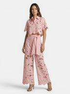 Ensemble deux pièces en dentelle florale pour femme | Top court élégant avec cape superposée et pantalon large pour printemps/été