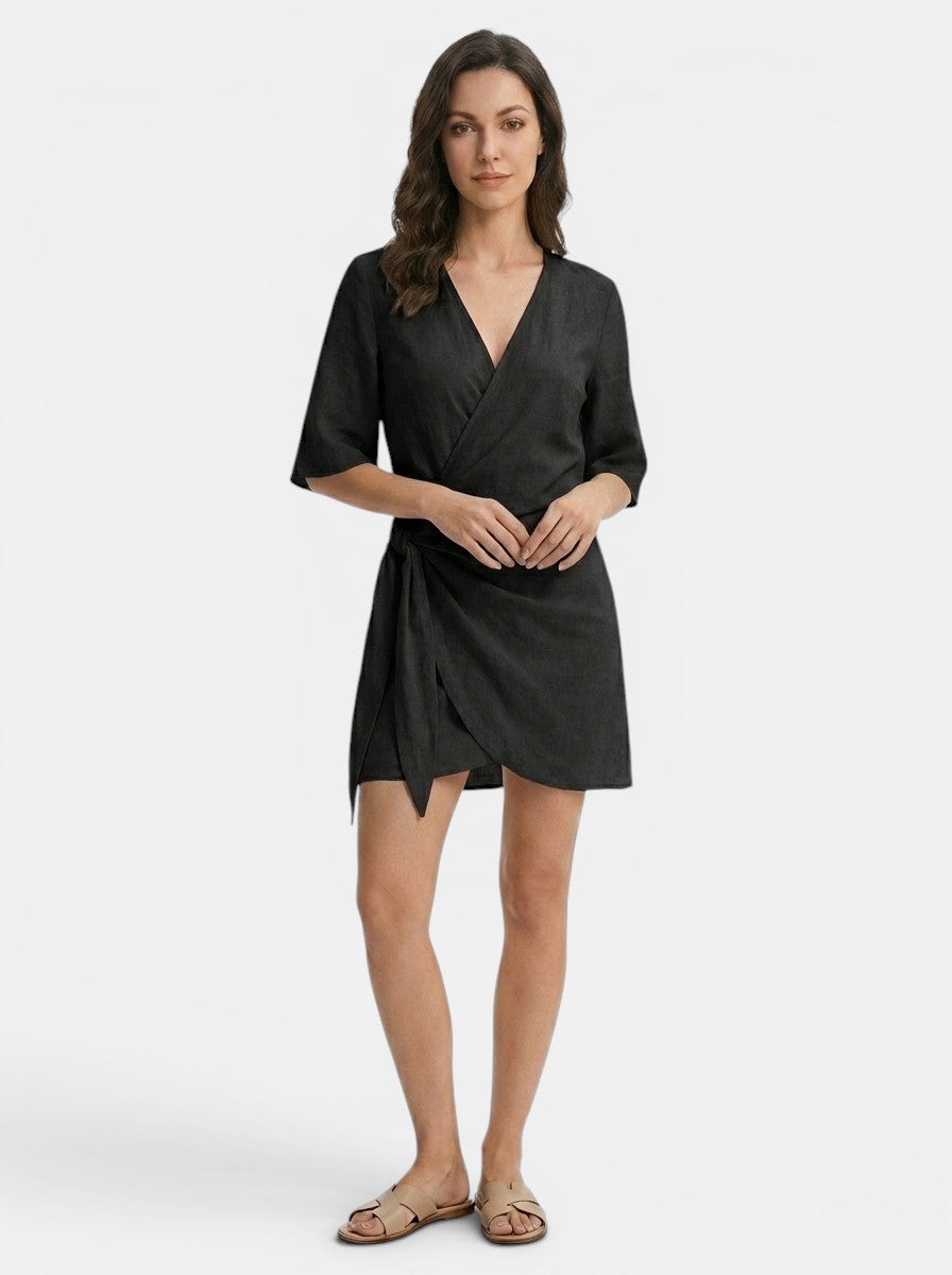 Vestito corto avvolgente da donna in lino leggero | Elegante outfit estivo con orlo asimmetrico