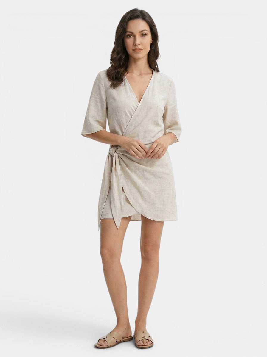 Vestito corto avvolgente da donna in lino leggero | Elegante outfit estivo con orlo asimmetrico