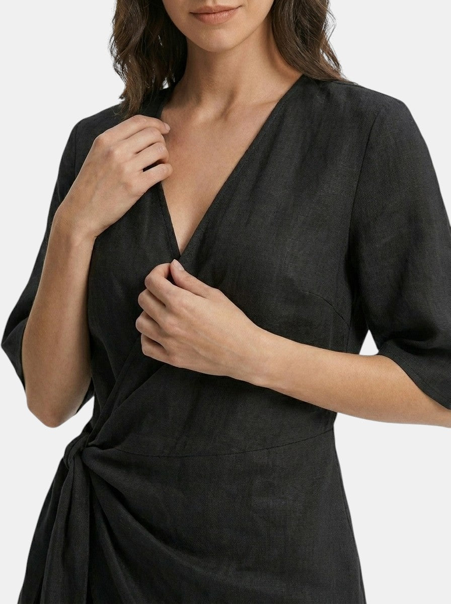 Vestito corto avvolgente da donna in lino leggero | Elegante outfit estivo con orlo asimmetrico